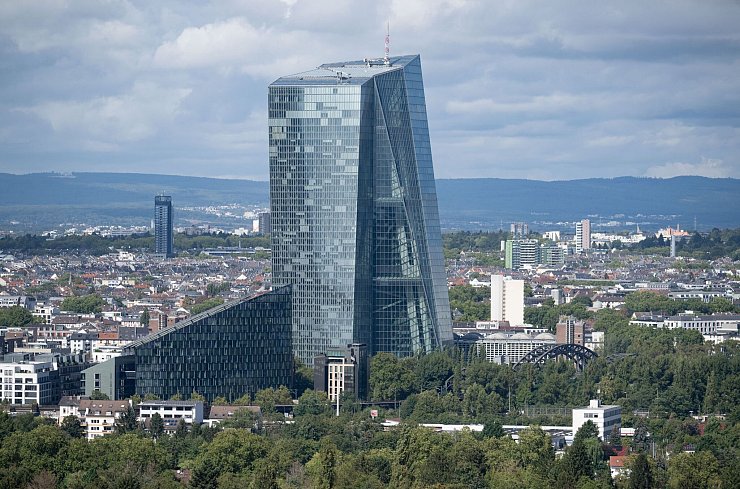 Euro-Währungshüter setzen Zinsen weiter nach unten (Archivbild) - © Boris Roessler/dpa