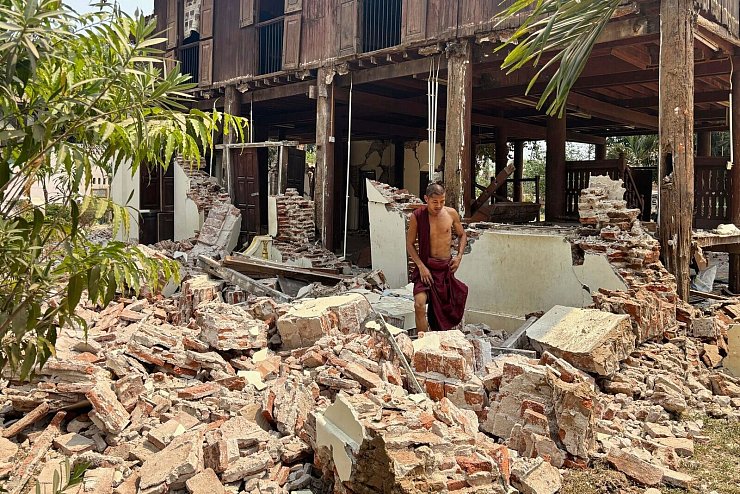 Bei dem Beben stürzte ein Tempel in Myanmar ein. - © Aung Shine Oo/AP/dpa