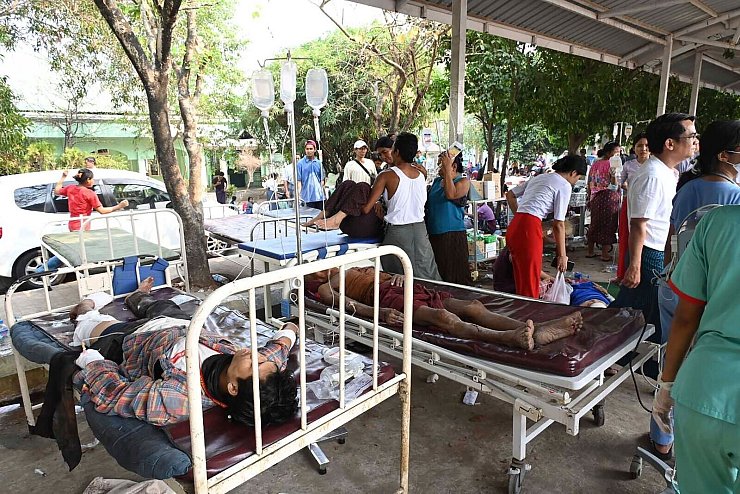 Hunderte Menschen wurden in Myanmar verletzt, viele werden noch unter Trümmern vermutet. - © Uncredited/The Myanmar Military True News Information Team/AP/dpa