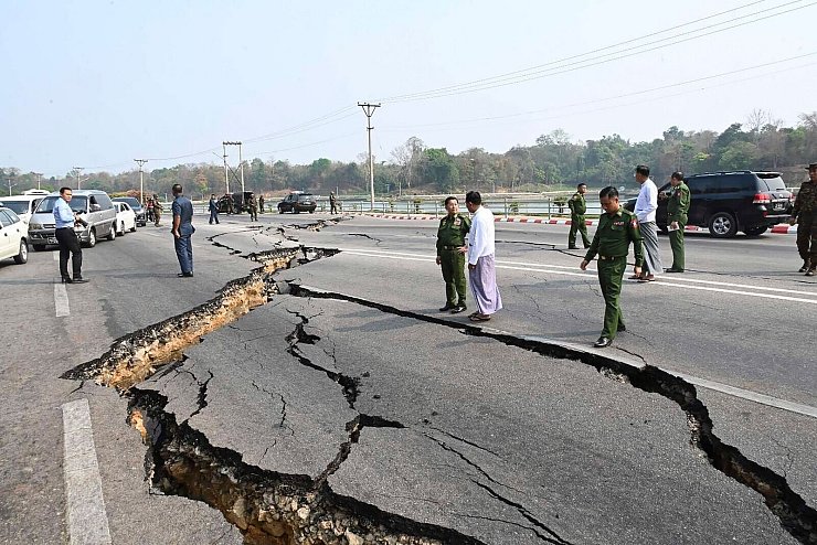 Militärchef Min Aung Hlaing inspiziert in Myanmar eine stark beschädigte Straße. - © Uncredited/The Myanmar Military True News Information Team/AP/dpa