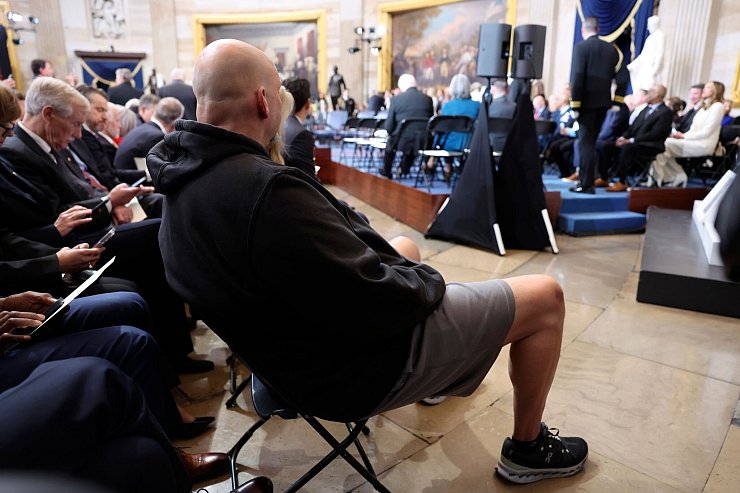John Fetterman ist bekannt für legere Outfits - und erschien trotz Feierlichkeiten und Minusgraden in Shorts. - © Kevin Lamarque/Pool Reuters/AP/dpa