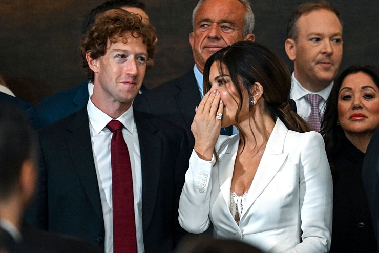 Mark Zuckerberg und Lauren Sanchez plauderten im Publikum. - © Kenny Holston/Pool The New York Times/dpa