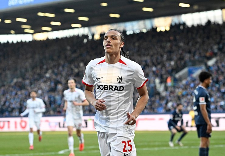 Kiliann Sildillia bejubelt sein Tor zum 1:0 für Freiburg. - © Anke Waelischmiller/dpa