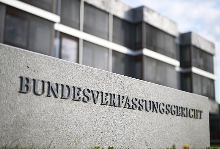 Das Bundesverfassungsgericht ist Gericht und Verfassungsorgan zugleich. (Archivbild) - © Uli Deck/dpa