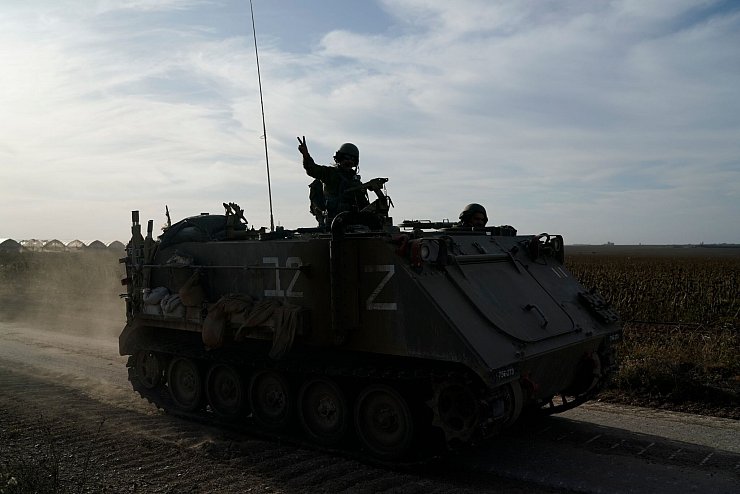 Israelische Soldaten patrouillieren in der Nähe des Gazastreifens. - © Leo Correa/AP/dpa