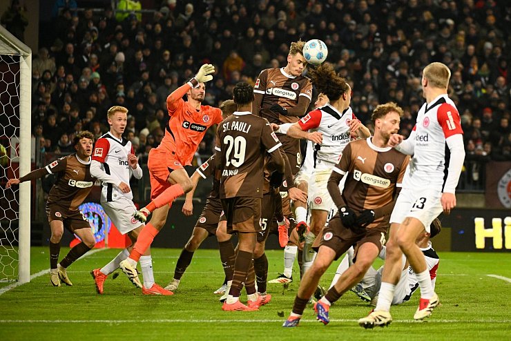 Die Frankfurter gewannen das Spiel am Samstag 1:0. - © Gregor Fischer/dpa