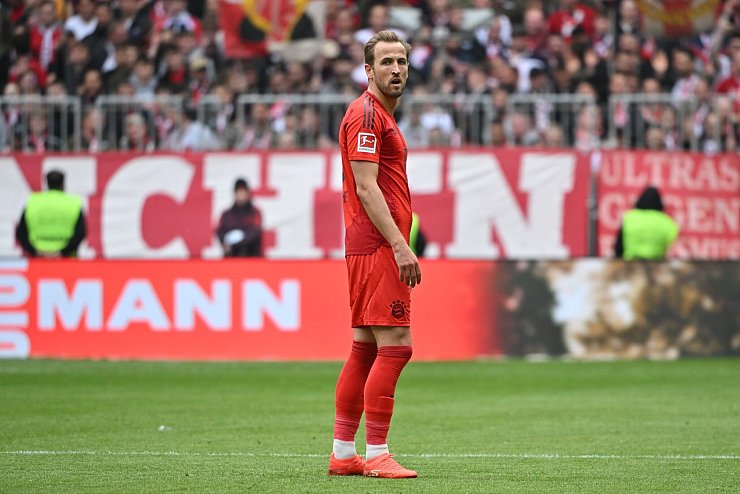 Frust nach Gelb: Harry Kane fehlt in einer Woche bei der mutmaßlichen Meisterkür gesperrt. - © Peter Kneffel/dpa