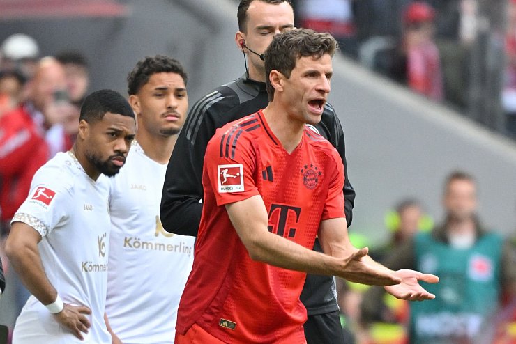 Kommt spät zum Jubiläum: Thomas Müller. - © Peter Kneffel/dpa