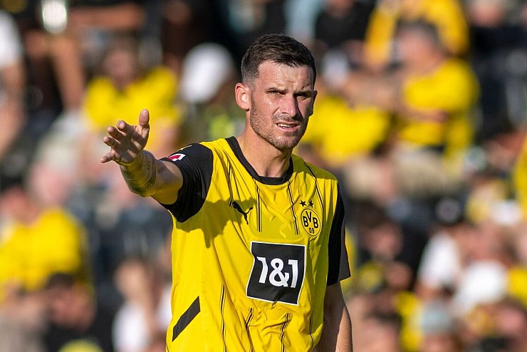 BVB-Geschäftsführer Ricken sieht in Groß eine der neuen Identifikationsfiguren. - © David Inderlied/dpa
