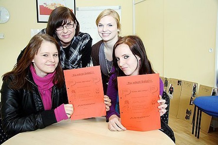 Fast schon Flirt-Profis: Julia Redecker (links) und Angelika Duflat (rechts) zeigen die Urkunden, die sie von den Kursusleiterinnen Anke Bizimis (hinten, links) und Jasmin Meier bekommen haben. - © Foto: Bockwinkel