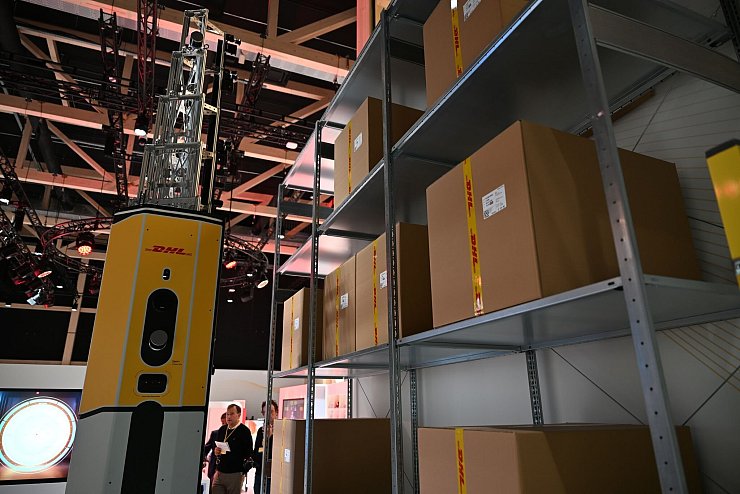 Der Logistikroboter DexoryView bei einer Vorführung im DHL-Innovationszentrum. - © Wolf von Dewitz/dpa