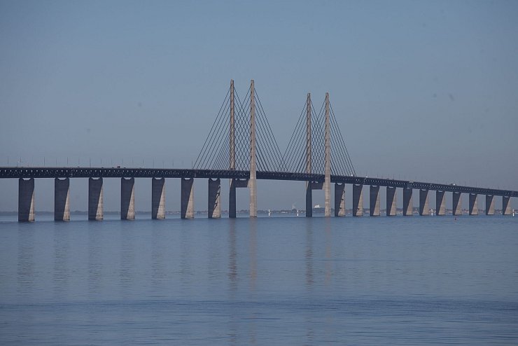 Verbindet seit 25 Jahren Dänemark und Schweden: die Öresundbrücke. - © Steffen Trumpf/dpa