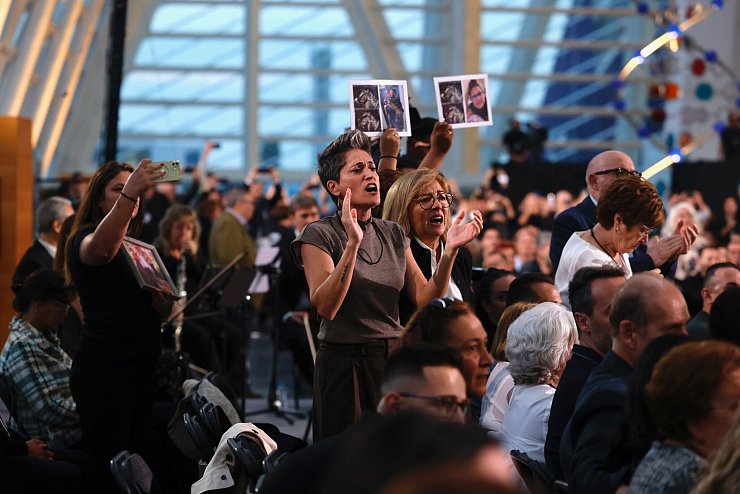 Angehörige von Opfern der Flutkatastrophe von Valencia protestieren bei der offiziellen Trauerfeier am ersten Jahrestag gegen die Teilnahme des Regionalregierungschefs Carlos Mazón. Sie werfen ihm Versagen am Tag der Katastrophe vor. - © Rober Solsona/EUROPA PRESS/dpa