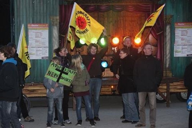Kultur und Politik: Vor dem beleuchteten Theater forderten die Demonstranten ein Ende der Atomkraft. - © Foto: Preuss
