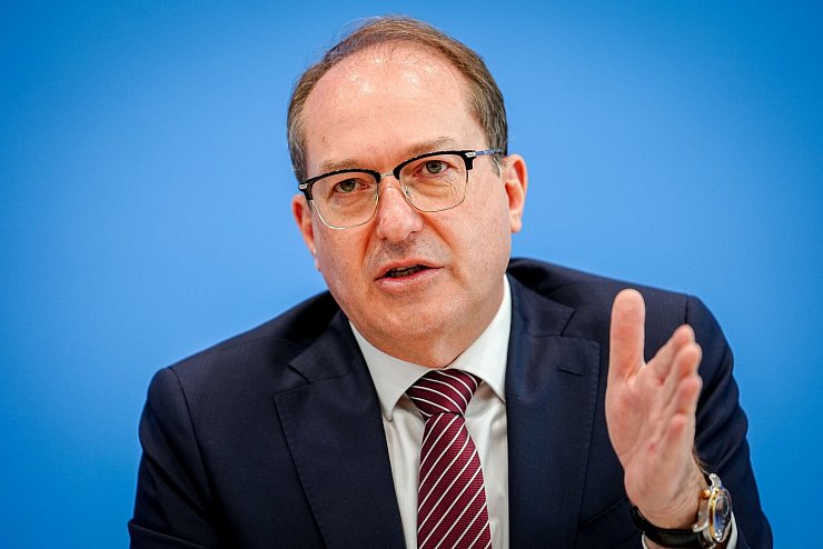 Am Tag vor dem Beginn der Innenministerkonferenz von Bund und Ländern stellte Bundesinnenminister Alexander Dobrindt (CSU) den Verfassungsschutzbericht 2024 vor. - © Kay Nietfeld/dpa