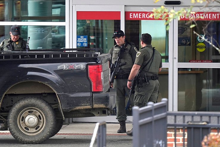 Polizeibeamte sind während der Fahndung nach dem Schützen in Lewiston im Einsatz. - © Steven Senne/AP/dpa