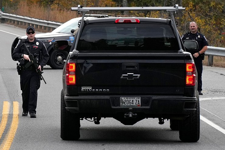 Während der Fahndung kontrollieren Polizeibeamte Fahrzeuge in Lisbon. - © Robert F. Bukaty/AP/dpa