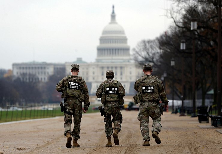 Soldaten der Nationalgarde patrouillieren in Washington. - © Rahmat Gul/AP/dpa
