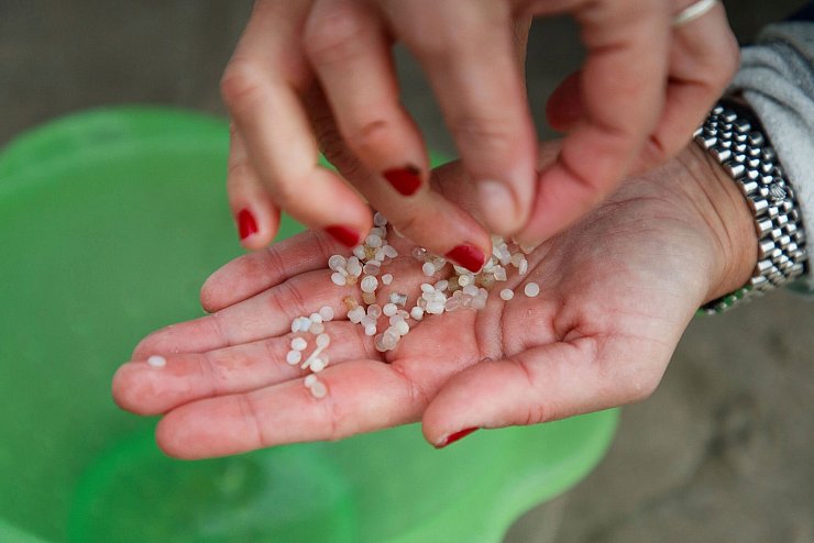 Die Umwelt soll besser vor Plastik geschützt werden. - © Lalo R. Villar/AP/dpa