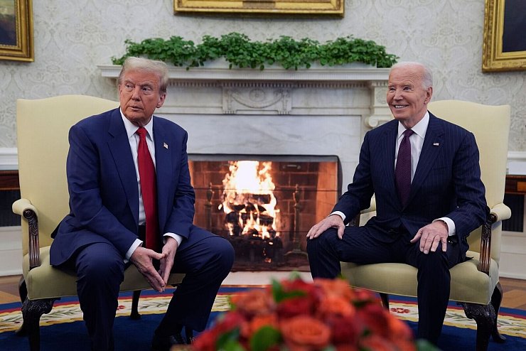 Biden und Trump beantworten keine Fragen von Journalisten. - © Evan Vucci/AP/dpa