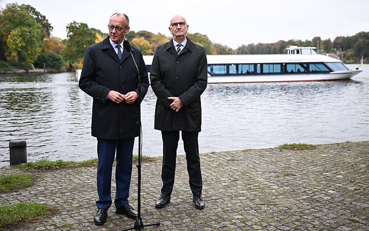 Merz war zu Gast in Brandenburg - eine seiner Äußerungen dort sorgt für massive Kritik. - © Britta Pedersen/dpa