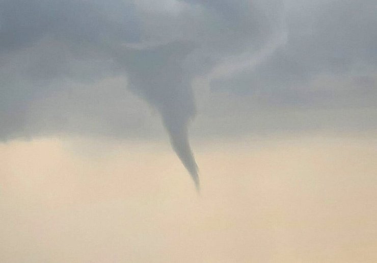Laut mehreren Medienberichten soll in der Gemeinde Altenbeken im Kreis Paderborn ein Tornado gewütet haben. - © Sebastian Hansen/Blaulichtrheinlandnrw/dpa