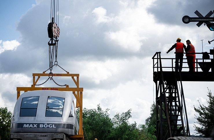 Der Prototyp war zuletzt als Anschauungsobjekt im Besitz der Firma Max Bögl, die die Fahrbahn aus Beton mitentwickelt hat. - © Fabian Strauch/dpa