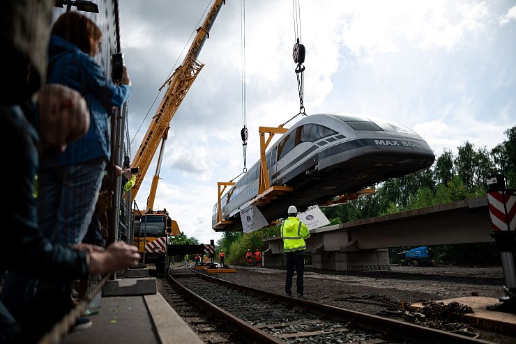 Nur mit Hilfe von Autokränen kann der Transrapid heute noch schweben. - © Fabian Strauch/dpa