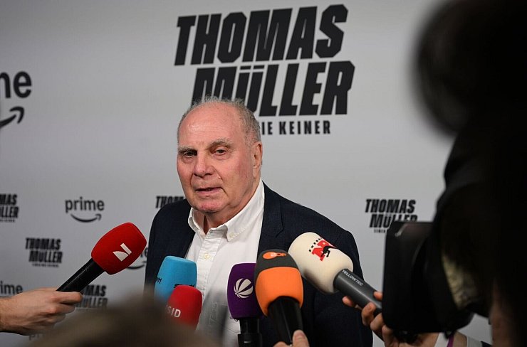Bayern Münchens Ehrenpräsident äußert sich zur Champions League und dem Heimfinale. - © Felix Hörhager/dpa