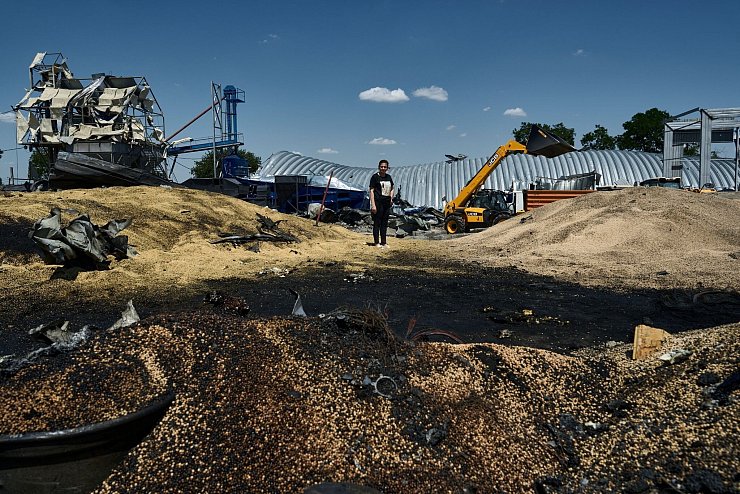 Ein landwirtschaftliches Lagergebäude in Odessa liegt in Trümmern. - © Libkos/AP/dpa