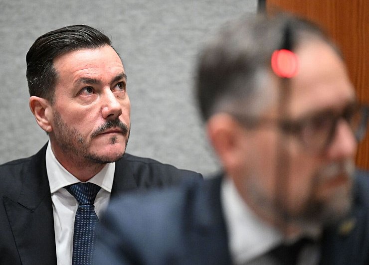 Das Verfahren gegen René Benko wurde mit der Befragung von Zeugen fortgesetzt. - © Barbara Gindl/APA/dpa