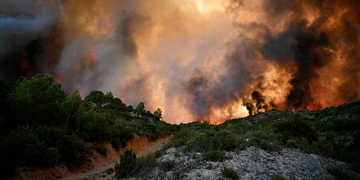 Ein Wald steht nahe Fontjoncouse, im Südwesten Frankreichs, in Flammen. - © Lionel Bonaventure/AFP/dpa