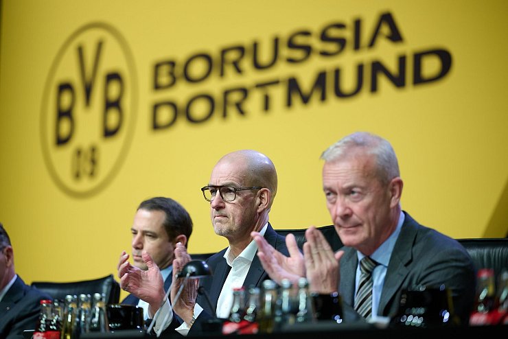 Nach der Wahl von Hans-Joachim Watzke zum neuen Präsidenten von Borussia Dortmund besteht der Vorstand der Fußballabteilung aus Lars Ricken, Carsten Cramer und Thomas Treß. - © Bernd Thissen/dpa