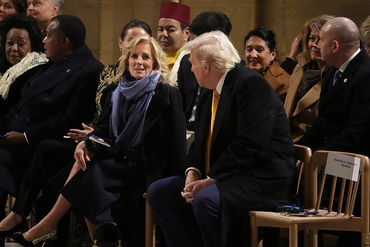 Die First Lady plauderte zwischendurch mit dem Vorgänger und Nachfolger ihres Ehemannes. - © Thibault Camus/AP Pool /dpa