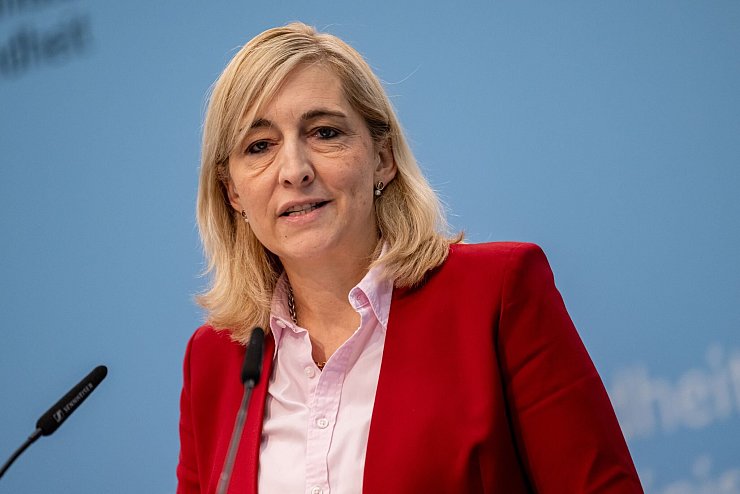 Ministerin Nina Warken warnt vor Gesundheirsrisiken durch Lachgas. (Archivbild) - © Fabian Sommer/dpa