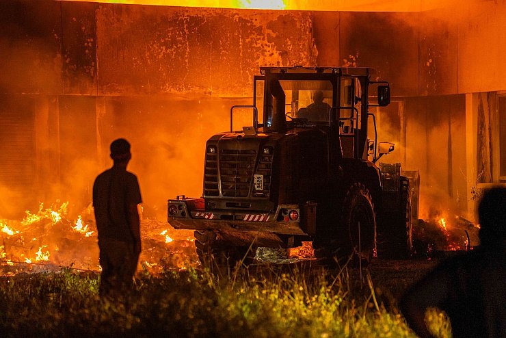 Das Parlamentsgebäude wurde fast völlig zerstört. - © Chewy Lin/AAP/dpa