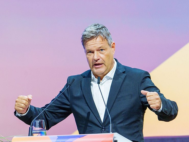 Habeck will am Mittwoch Vorschläge zur Ankurbelung der deutschen Wirtschaft vorlegen. - © Andreas Arnold/dpa