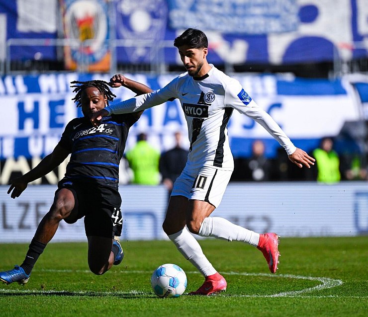 Elversbergs Muhammed Damar (r) erzielte gegen Hertha das 1:0. - © Silas Schueller/DeFodi Images/dpa