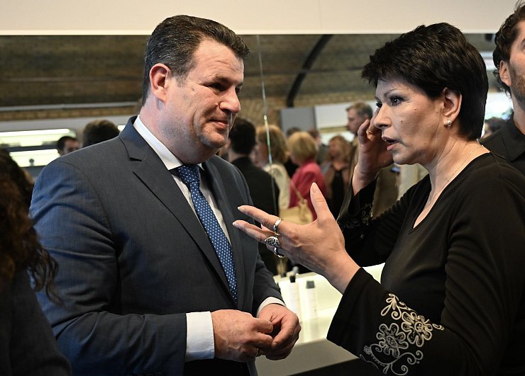 Arbeitsminister Hubertus Heil (SPD) im Gespräch mit einer aus der Ukraine geflüchteten Frau. Sie hat einen Job gefunden. (Archivbild) - © Britta Pedersen/dpa