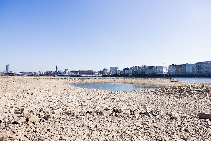 Steine, wo sonst der Rhein fließt: Niedrigwasser bei Düsseldorf - © Rolf Vennenbernd/dpa