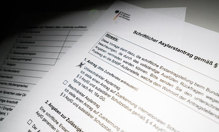 Einen Antrag auf Schutz können Flüchtlinge aus Syrien aktuell zwar stellen. Darüber entschieden wird vorerst jedoch nicht (Illustration). - © Julian Stratenschulte/dpa