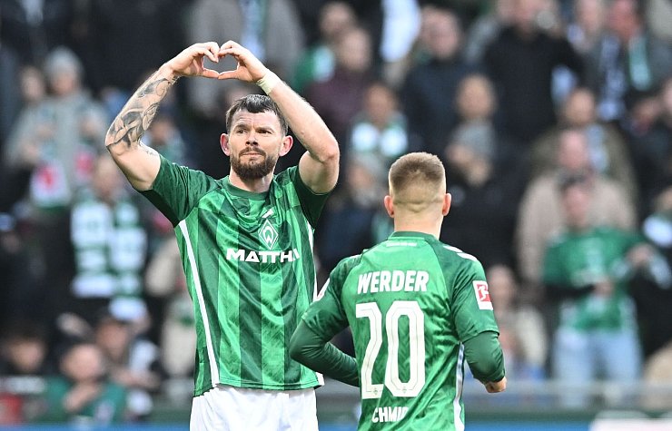 Torschütze und Vorbereiter: Werders Oliver Burke (l) und Romano Schmid feiern die Führung. - © Carmen Jaspersen/dpa
