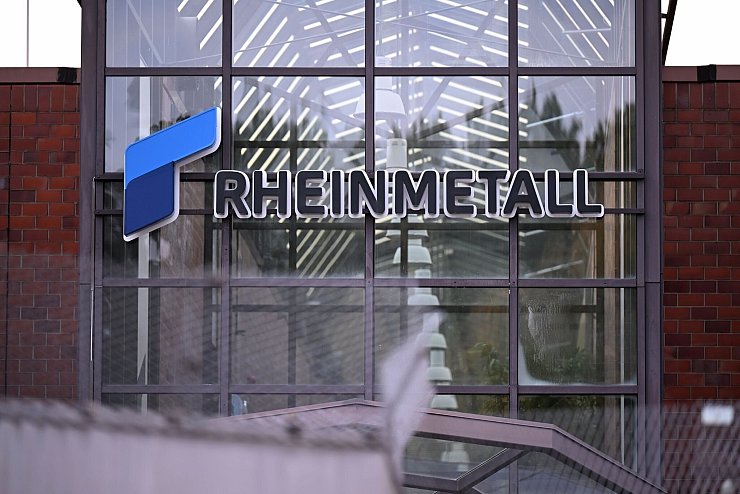Rheinmetall-Logo am Eingang seines größten Werks, Unterlüß in Niedersachsen. (Archivbild) - © Wolf von Dewitz/dpa