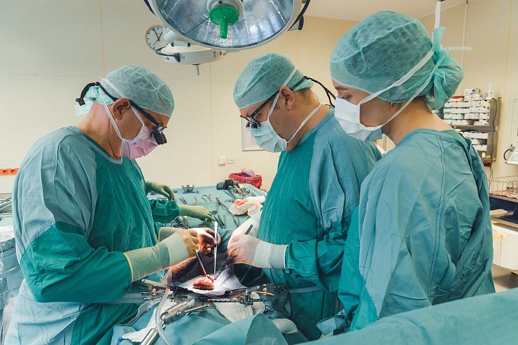 Philipp Felgendreff (mitte) transplantiert wie hier häufig menschliche Nieren, hat aber Hoffnung, dass er künftig auch Schweinenieren in Menschen einsetzt. - © Anna-Katharina Junge/Medizinische Hochschule Hannover/dpa