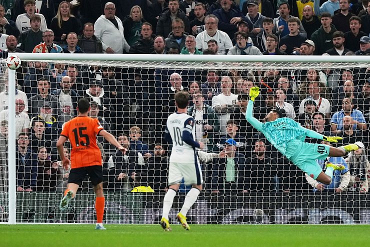 Kauã Santos stand während des Viertelfinal-Hinspiels mehrfach im Mittelpunkt. - © Frank Augstein/AP/dpa