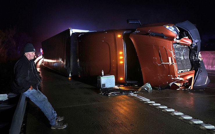 Mehrere Lastwagen kippen um. - © Robert Cohen/St. Louis Post-Dispatch via AP/dpa
