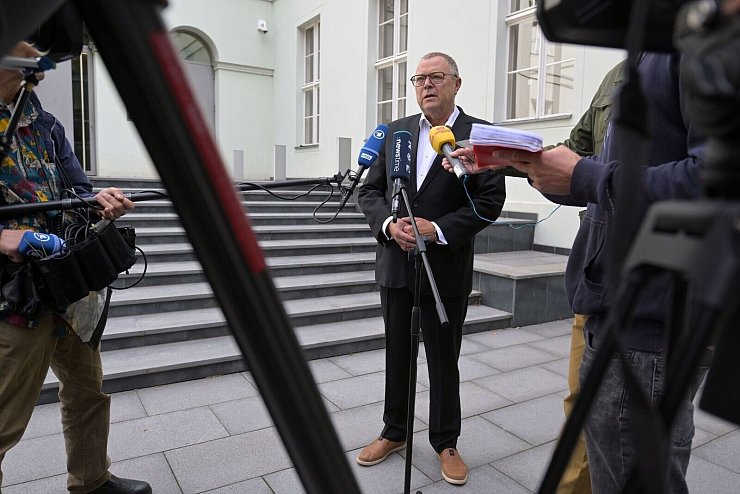 Brandenburgs Innenminister Michael Stübgen (CDU) äußert sich in Potsdam zum Verbot eines Moscheevereins in Fürstenwalde und Durchsuchungen der Polizei. - © Michael Bahlo/dpa