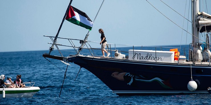 Aktivisten um Greta Thunberg wollen mit Hilfsgütern nach Gaza segeln. - © Salvatore Cavalli/AP/dpa