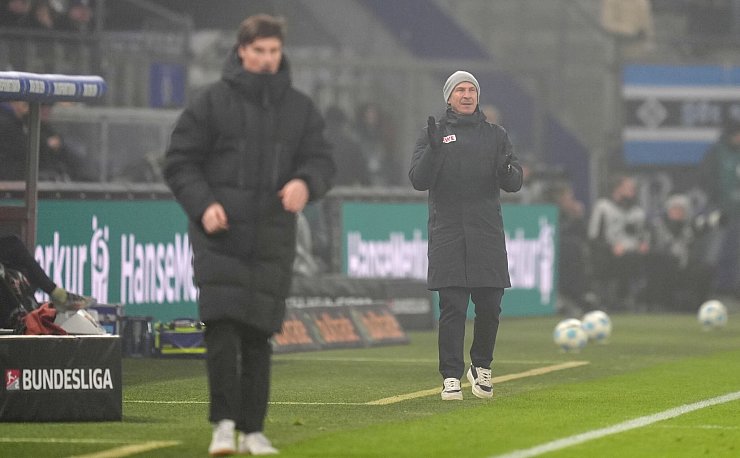 Aufstiegskonkurrenten am Spielfeldrand: HSV-Trainer Merlin Polzin (l) und Kölns Gerhard Struber. - © Marcus Brandt/dpa