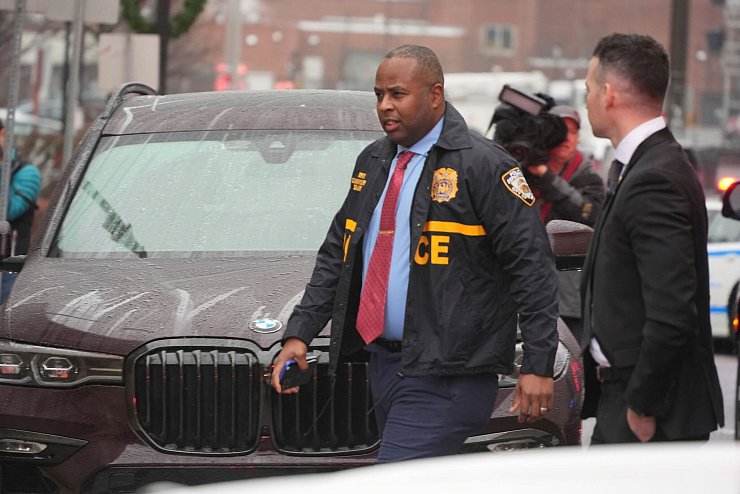 Der stellvertretende Kommissar der New Yorker Polizei, Kaz Daughtry, trifft im Altoona Police Department ein, wo ein Mann mit einer Waffe, die der bei der Ermordung des CEO von UnitedHealthcare, Brian Thompson, verwendeten ähnlich sein soll, in Polizeigewahrsam genommen wurde. - © Gene J. Puskar/AP